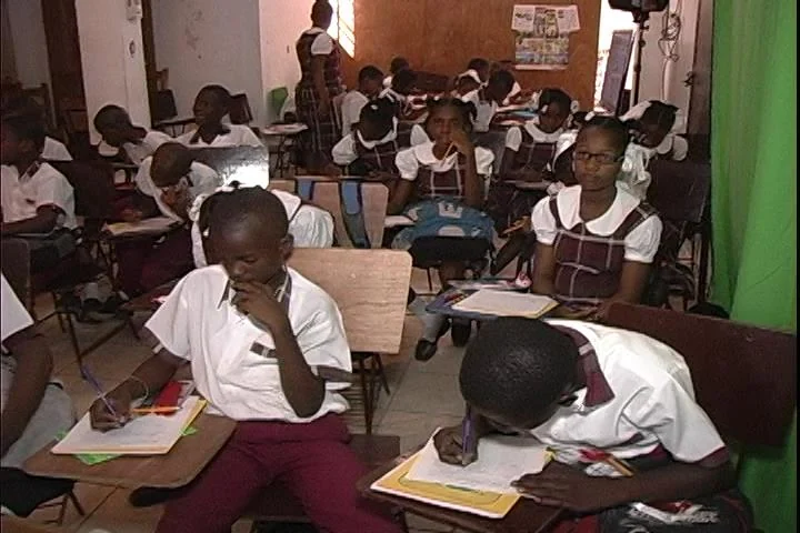 Archives du CCP · Experiences pédagogiques primaire Archives du CCP : Des élèves du primaire travaillent dans leur classe.